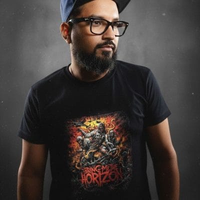 Polera negra personalizada con estampado a todo color de estilo rock y metal.